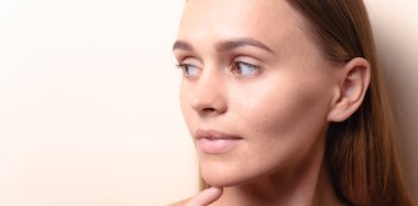 Bir ışık izole güzel ela gözleri ile seksi beyaz başlı genç kadının Closeup portre - hafif arka plan, kozmetik