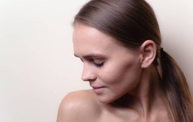 Bir ışık izole güzel ela gözleri ile seksi beyaz başlı genç kadının Closeup portre - hafif arka plan, kozmetik