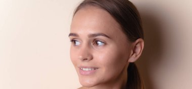 Bir ışık izole güzel ela gözleri ile seksi beyaz başlı genç kadının Closeup portre - hafif arka plan, kozmetik