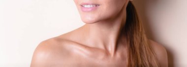 Bir ışık izole güzel ela gözleri ile seksi beyaz başlı genç kadının Closeup portre - hafif arka plan, kozmetik