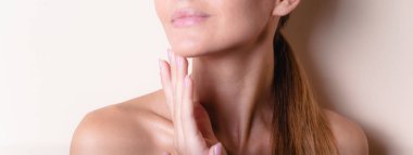 Bir ışık izole güzel ela gözleri ile seksi beyaz başlı genç kadının Closeup portre - hafif arka plan, kozmetik