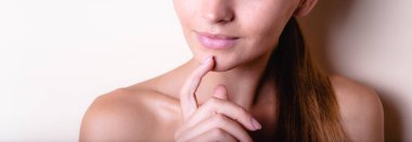 Bir ışık izole güzel ela gözleri ile seksi beyaz başlı genç kadının Closeup portre - hafif arka plan, kozmetik