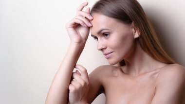 Bir ışık izole güzel ela gözleri ile seksi beyaz başlı genç kadının Closeup portre - hafif arka plan, kozmetik