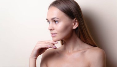 Bir ışık izole güzel ela gözleri ile seksi beyaz başlı genç kadının Closeup portre - hafif arka plan, kozmetik