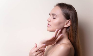 Bir ışık izole güzel ela gözleri ile seksi beyaz başlı genç kadının Closeup portre - hafif arka plan, kozmetik