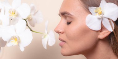 Beyaz orkide çiçekleri ile güzel bir model Closeup portre.