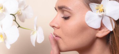 Beyaz orkide çiçekleri ile güzel bir model Closeup portre.