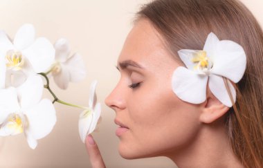 Beyaz orkide çiçekleri ile güzel bir model Closeup portre.