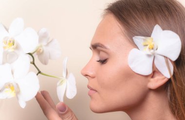 Beyaz orkide çiçekleri ile güzel bir model Closeup portre.