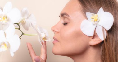 Beyaz orkide çiçekleri ile güzel bir model Closeup portre.