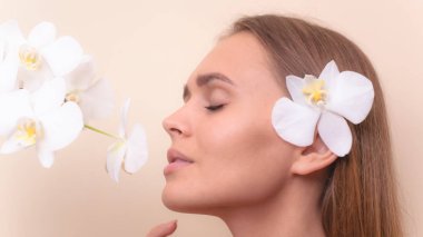 Beyaz orkide çiçekleri ile güzel bir model Closeup portre.
