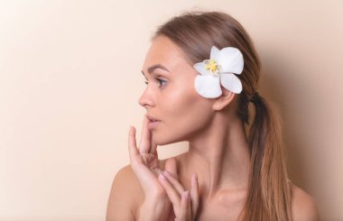 Beyaz orkide çiçekleri ile güzel bir model Closeup portre.