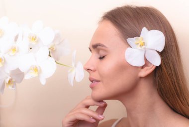 Beyaz orkide çiçekleri ile güzel bir model Closeup portre.