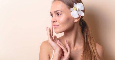 Beyaz orkide çiçekleri ile güzel bir model Closeup portre.