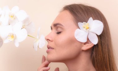 Beyaz orkide çiçekleri ile güzel bir model Closeup portre.