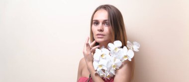 Beyaz orkide çiçekleri ile güzel bir model Closeup portre.