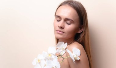 Beyaz orkide çiçekleri ile güzel bir model Closeup portre.