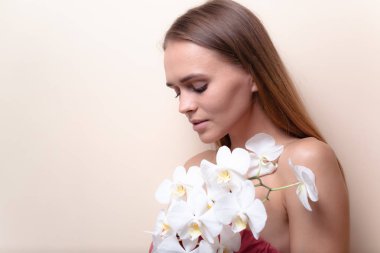 Beyaz orkide çiçekleri ile güzel bir model Closeup portre.
