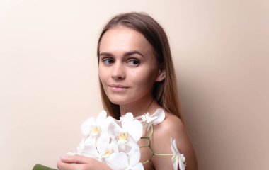 Beyaz orkide çiçekleri ile güzel bir model Closeup portre.