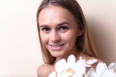 Beyaz orkide çiçekleri ile güzel bir model Closeup portre.