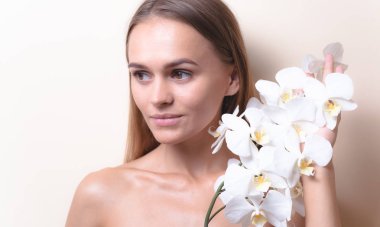 Beyaz orkide çiçekleri ile güzel bir model Closeup portre.