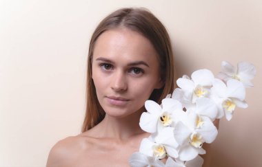 Beyaz orkide çiçekleri ile güzel bir model Closeup portre.