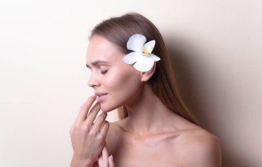 Beyaz orkide çiçekleri ile güzel bir model Closeup portre.