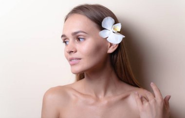 Beyaz orkide çiçekleri ile güzel bir model Closeup portre.