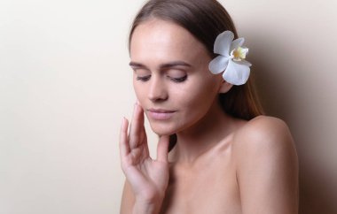 Beyaz orkide çiçekleri ile güzel bir model Closeup portre.
