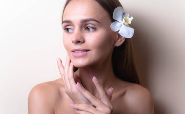 Beyaz orkide çiçekleri ile güzel bir model Closeup portre.