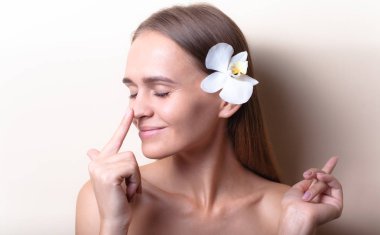 Beyaz orkide çiçekleri ile güzel bir model Closeup portre.