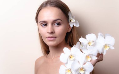 Beyaz orkide çiçekleri ile güzel bir model Closeup portre.
