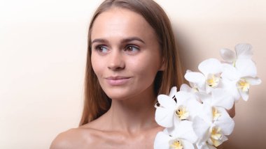 Beyaz orkide çiçekleri ile güzel bir model Closeup portre.