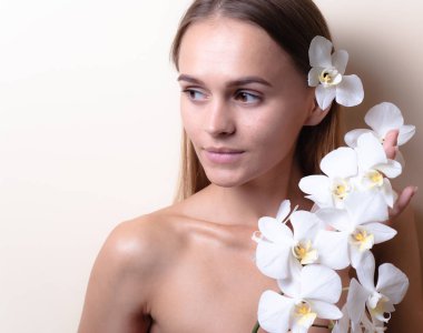 Beyaz orkide çiçekleri ile güzel bir model Closeup portre.