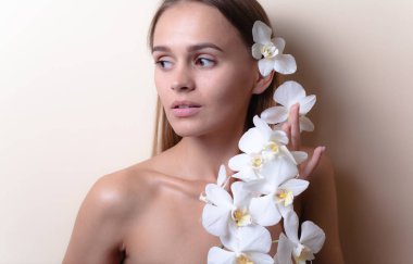 Beyaz orkide çiçekleri ile güzel bir model Closeup portre.