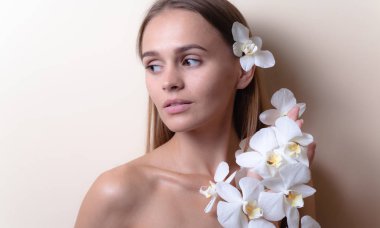 Beyaz orkide çiçekleri ile güzel bir model Closeup portre.