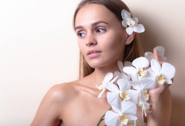 Beyaz orkide çiçekleri ile güzel bir model Closeup portre.