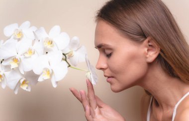 Beyaz orkide çiçekleri ile güzel bir model Closeup portre.