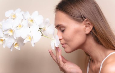 Beyaz orkide çiçekleri ile güzel bir model Closeup portre.