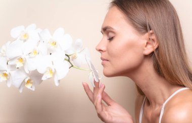 Beyaz orkide çiçekleri ile güzel bir model Closeup portre.
