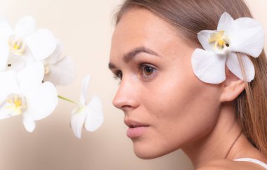 Beyaz orkide çiçekleri ile güzel bir model Closeup portre.