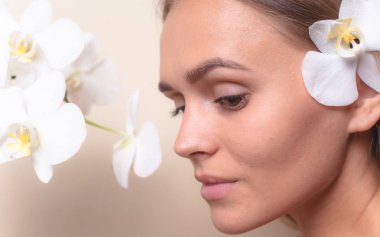Beyaz orkide çiçekleri ile güzel bir model Closeup portre.
