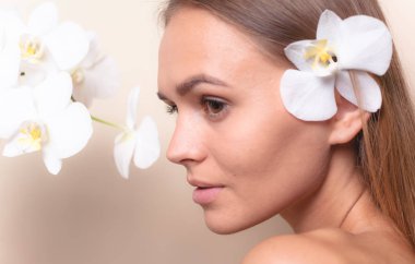 Beyaz orkide çiçekleri ile güzel bir model Closeup portre.