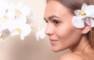 Beyaz orkide çiçekleri ile güzel bir model Closeup portre.