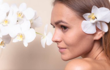 Beyaz orkide çiçekleri ile güzel bir model Closeup portre.