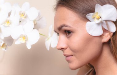 Beyaz orkide çiçekleri ile güzel bir model Closeup portre.