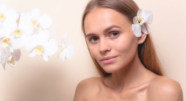 Beyaz orkide çiçekleri ile güzel bir model Closeup portre.