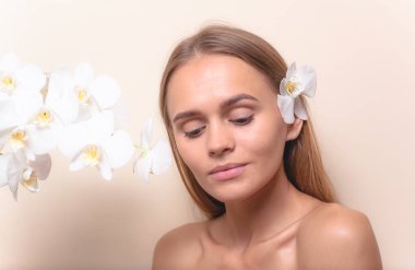 Beyaz orkide çiçekleri ile güzel bir model Closeup portre.