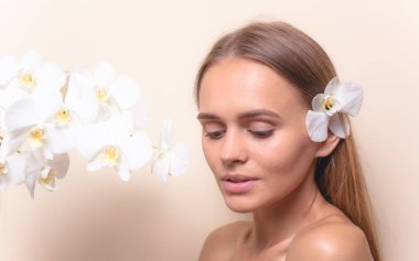 Beyaz orkide çiçekleri ile güzel bir model Closeup portre.