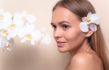 Beyaz orkide çiçekleri ile güzel bir model Closeup portre.